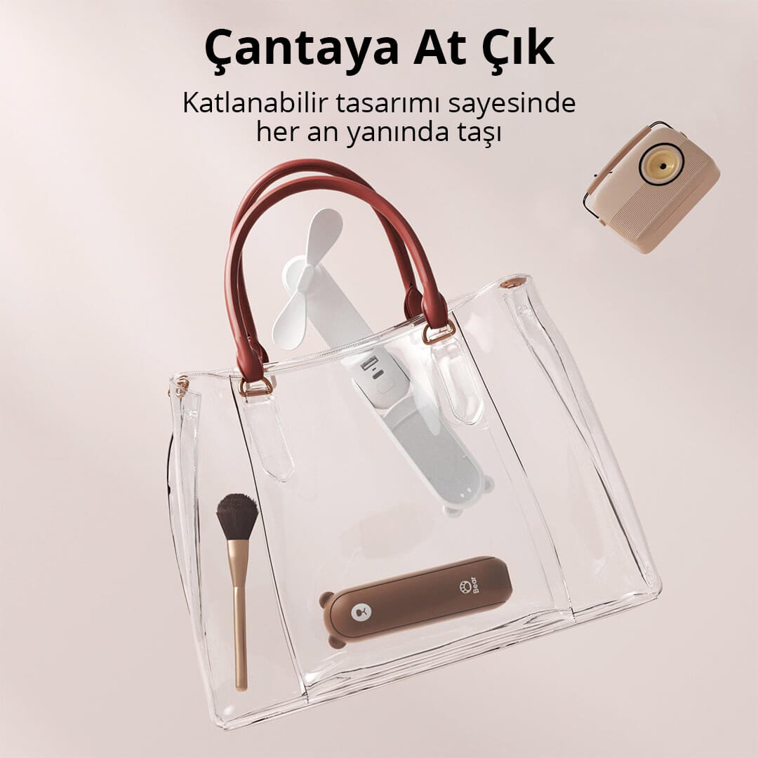 Şeffaf çanta, kırmızı saplı, fan, makyaj fırçası ve ayıcık şeklinde nesne.