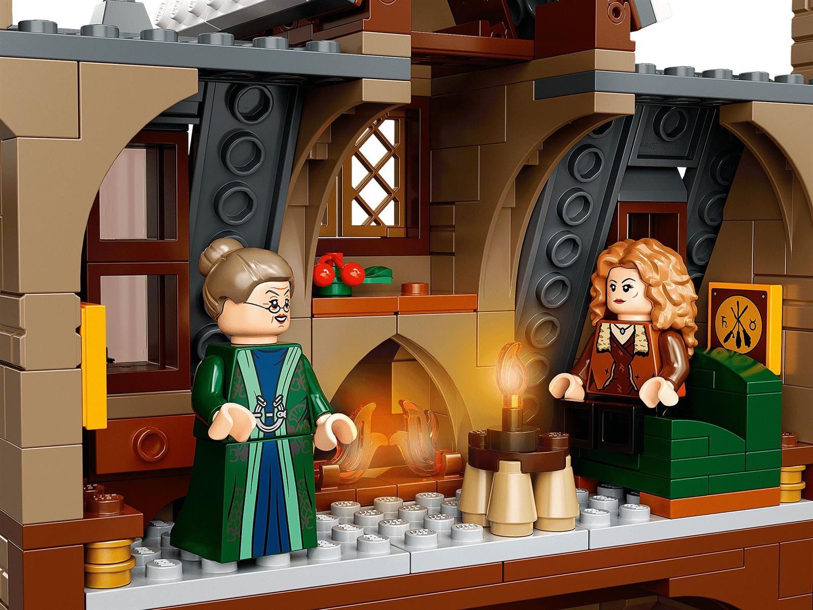 Zwei Lego-Figuren in einem Raum mit Kamin und Möbeln.
