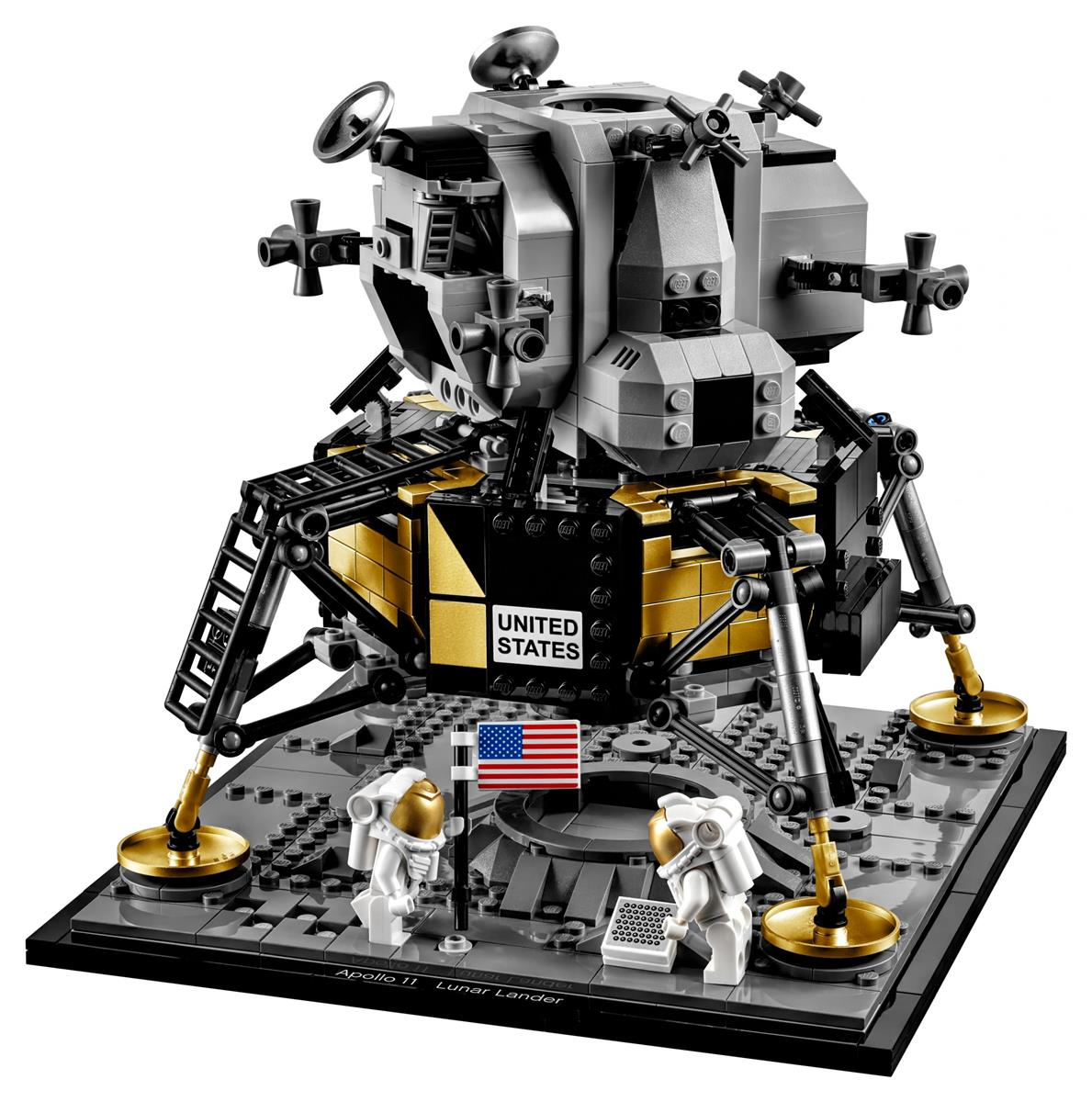 LEGO Apollo 11 Mondlandermodell mit zwei Astronauten und US-Flagge auf der Mondoberfläche.