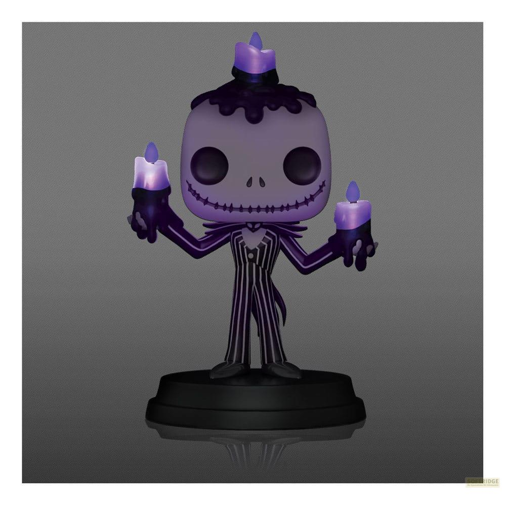 Figura de Jack Skellington con velas en las manos y en la cabeza, sobre base negra.