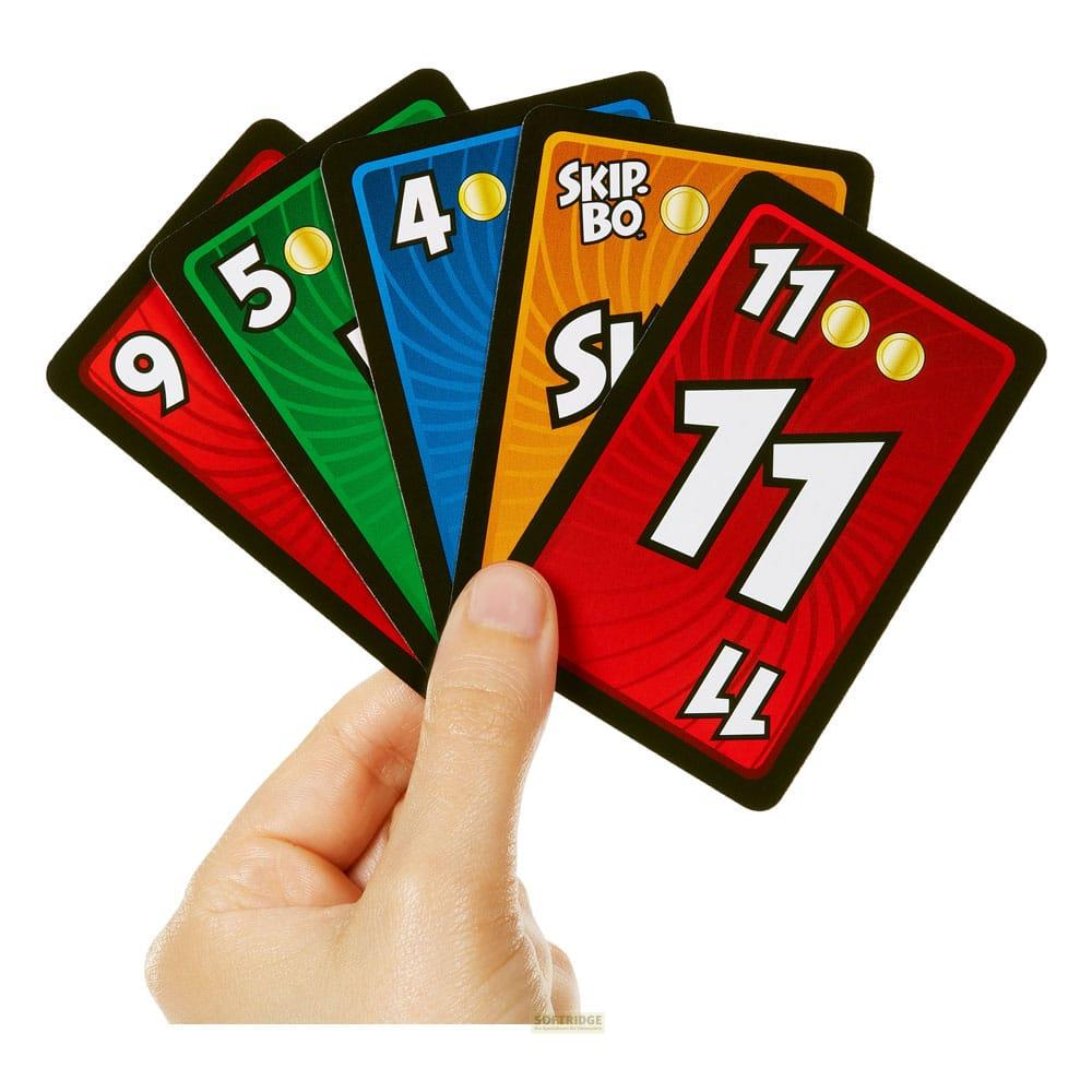 Una mano tiene carte da gioco: 9, 5, 4, Skip-Bo e 11.