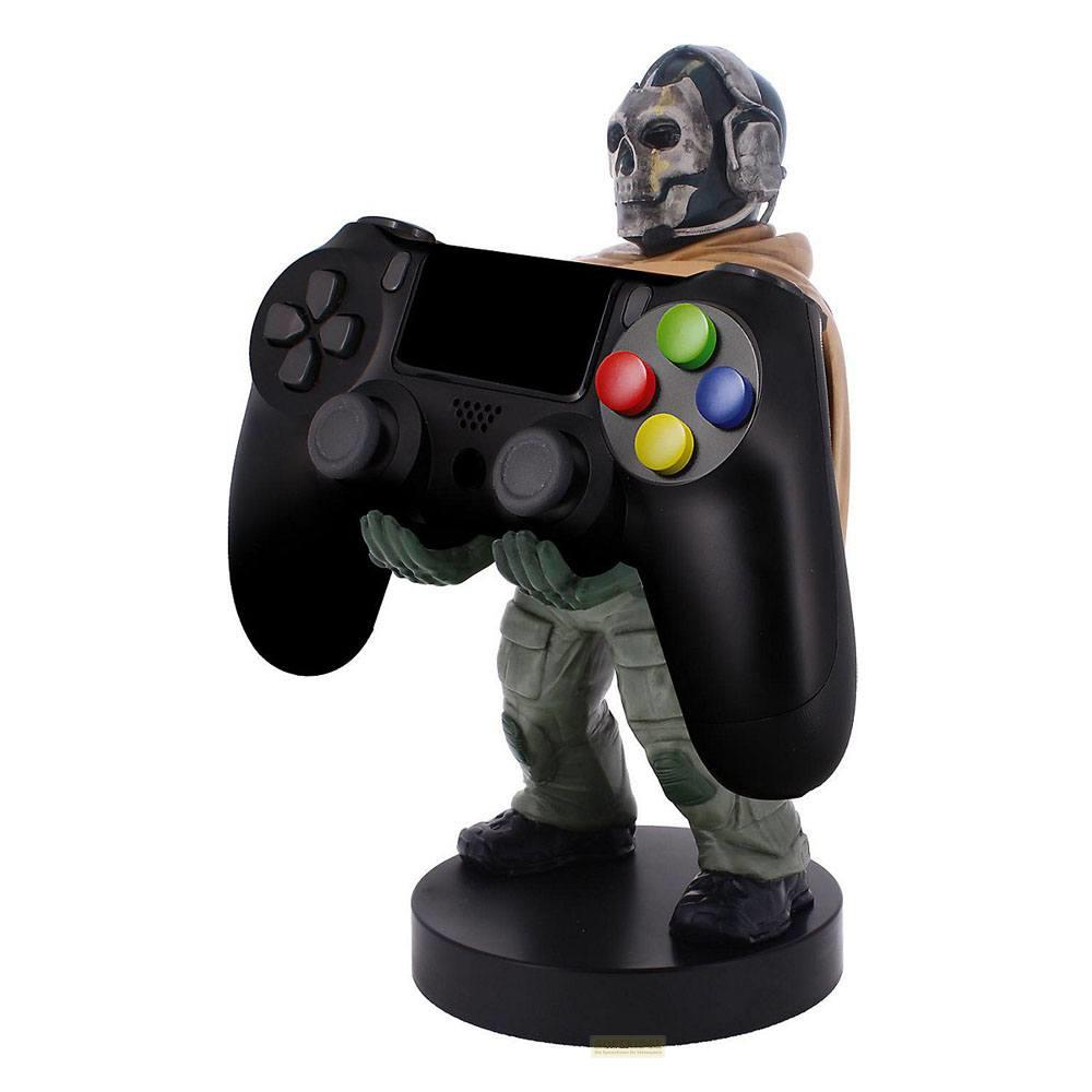 Una figura con elmo a teschio tiene un controller nero con pulsanti colorati.