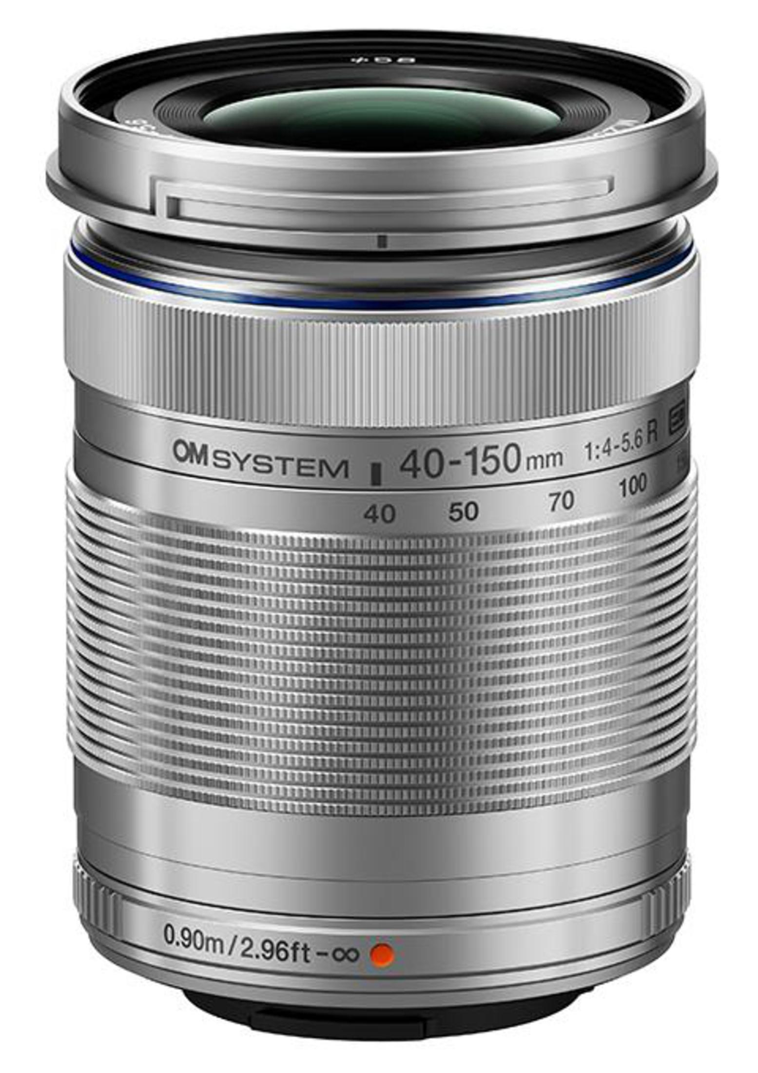 Obiettivo fotocamera argentato con segni di zoom e testo.