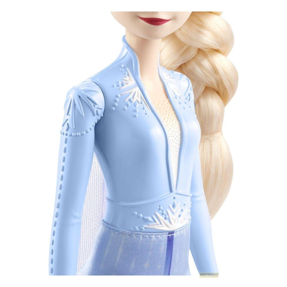 Una muñeca de pelo rubio con un vestido azul claro.