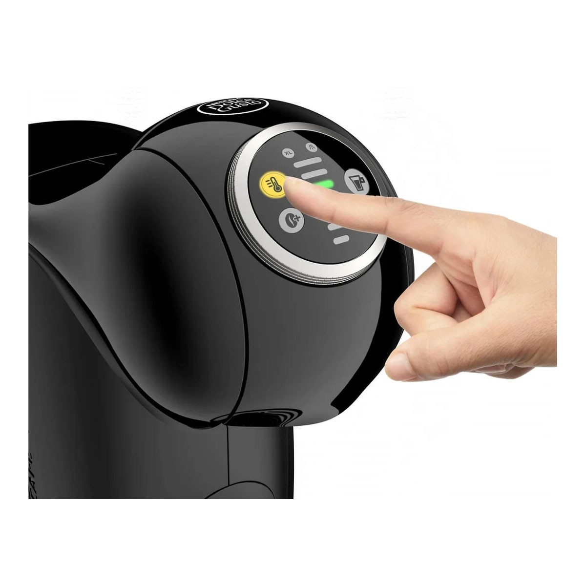 Una mano preme un pulsante su una macchina da caffè nera.