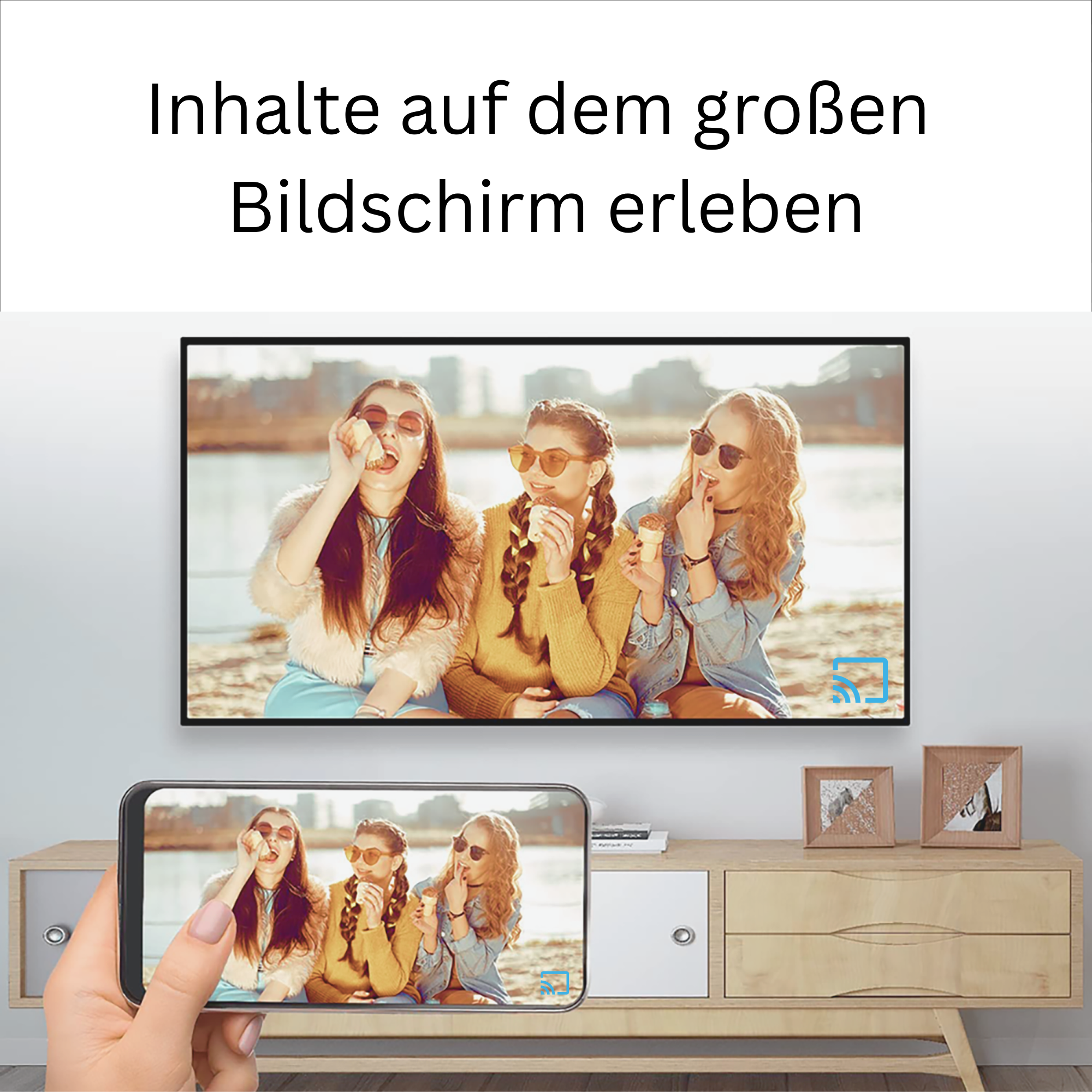 Drei junge Frauen mit Sonnenbrillen essen Eis im Freien, eine davon wird auf einem Smartphone gezeigt.