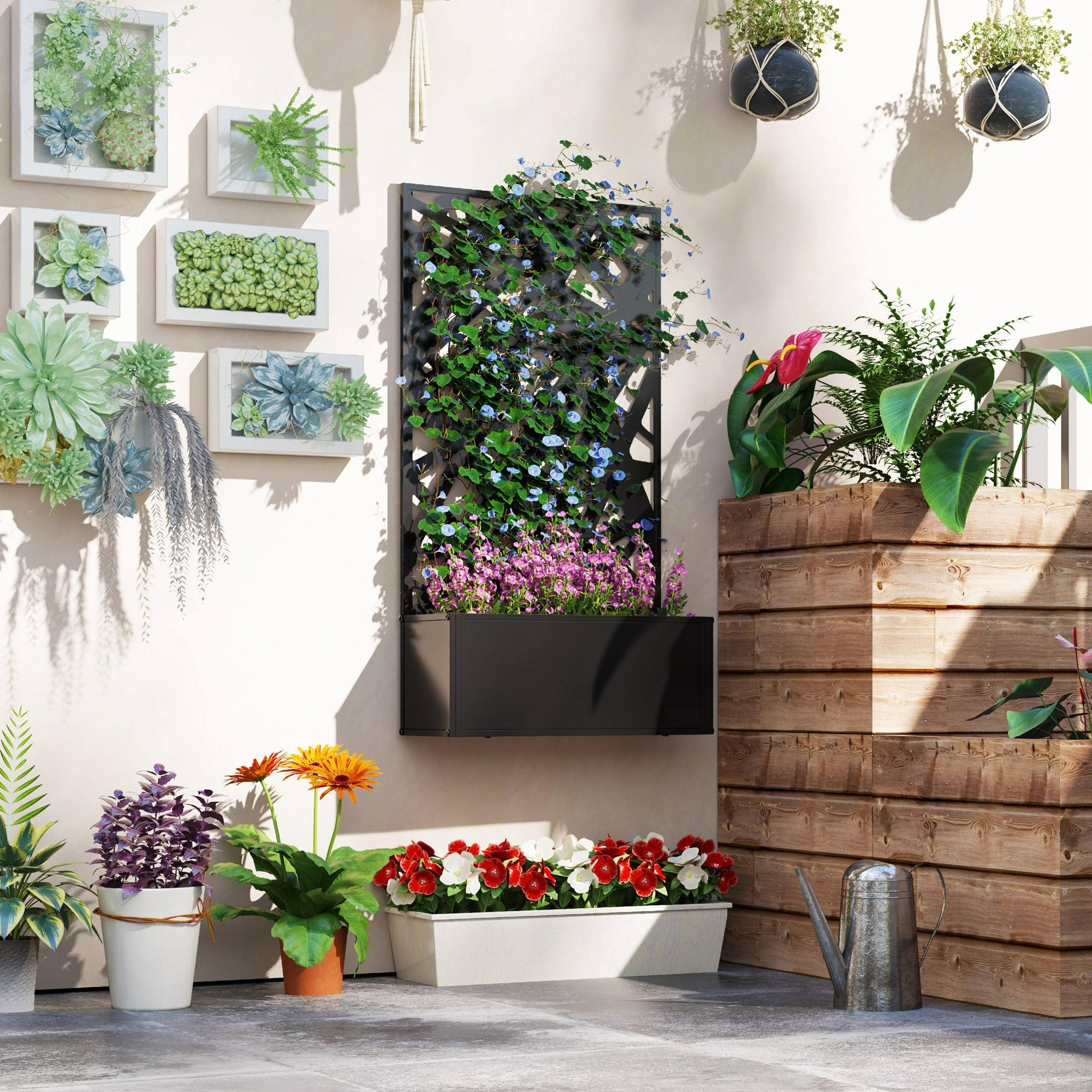 Giardino sul balcone con molte piante, fiori e giardini verticali.