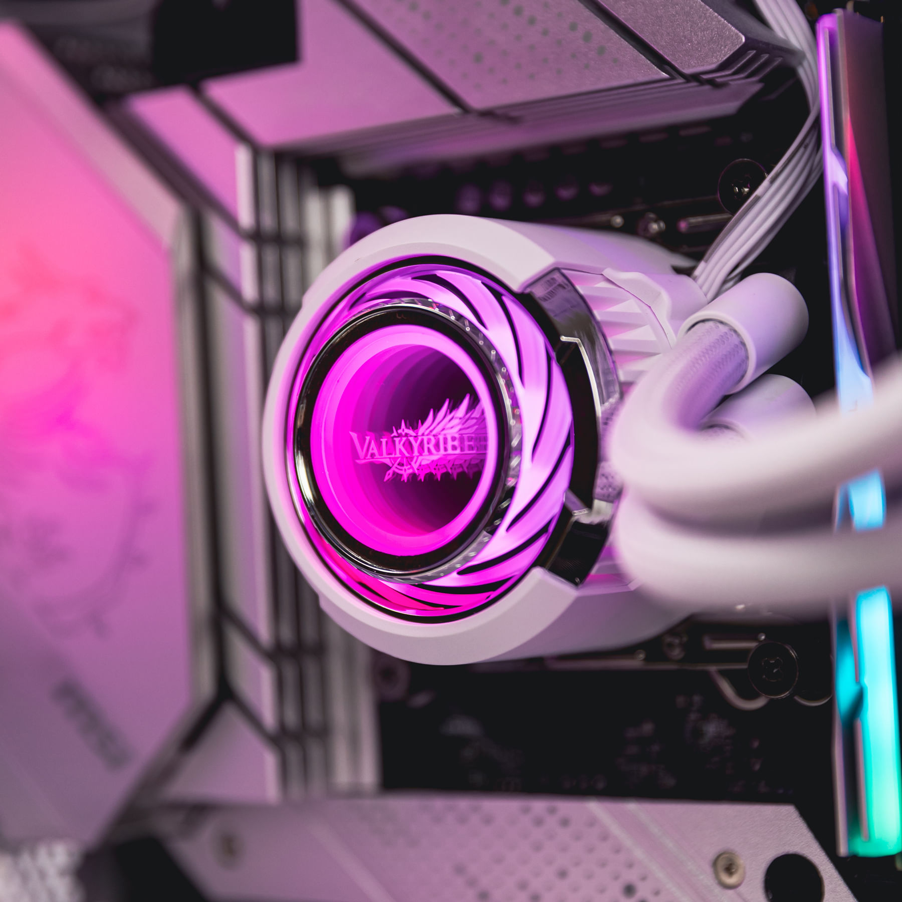 Un enfriador de CPU de computadora blanco con iluminación púrpura y el logo Valkyrie.