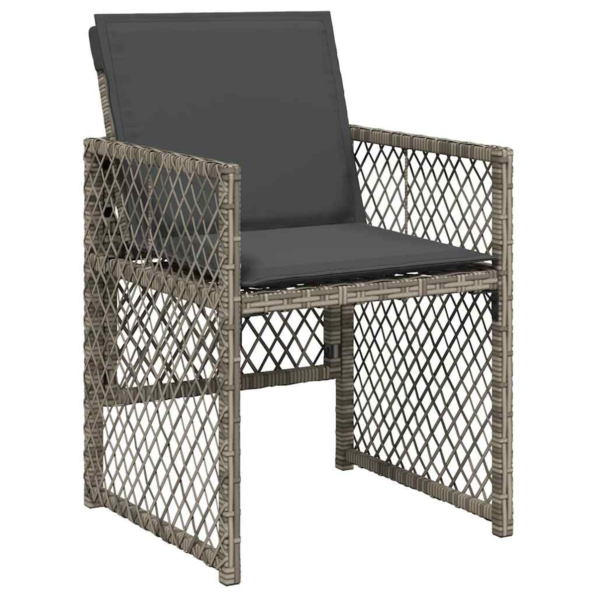 Una silla de ratán gris con cojines oscuros sobre fondo blanco.