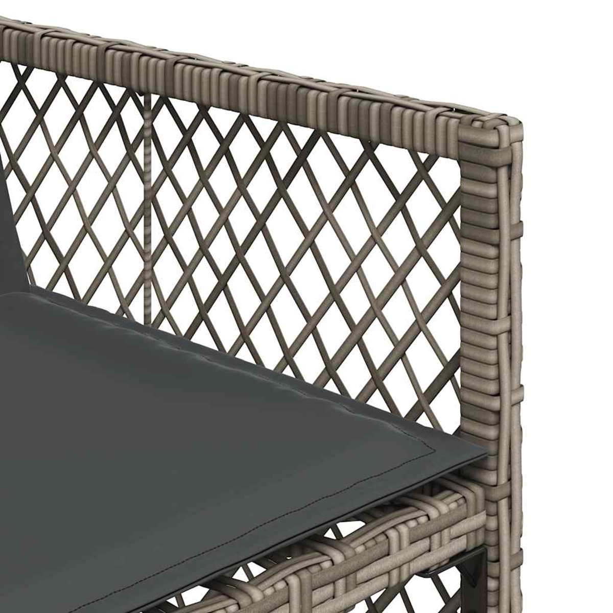 Silla de ratán gris con respaldo de rombos y cojín.