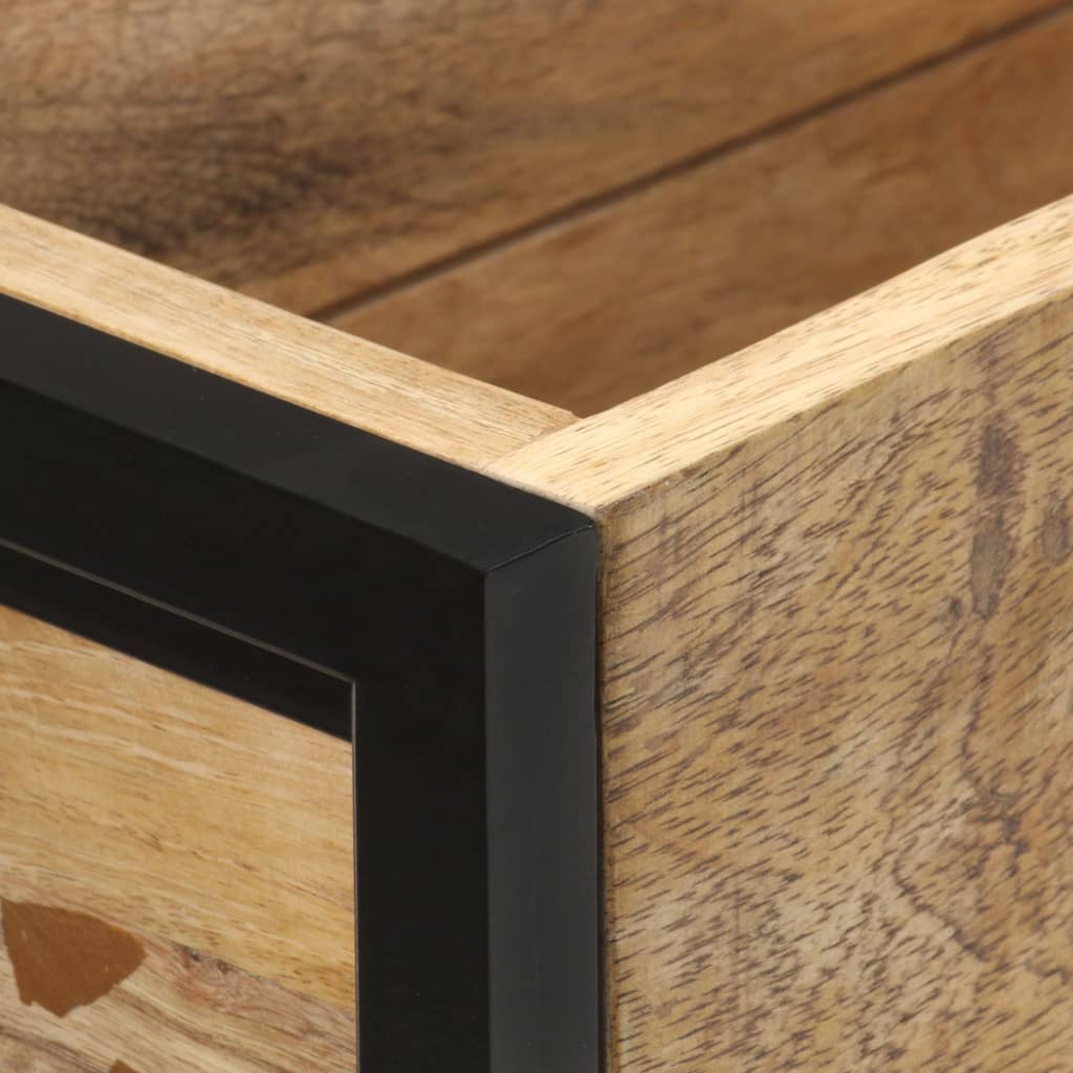 Nahaufnahme einer Holzkiste-Ecke mit schwarzer Zierleiste. Holzmaserung sichtbar.