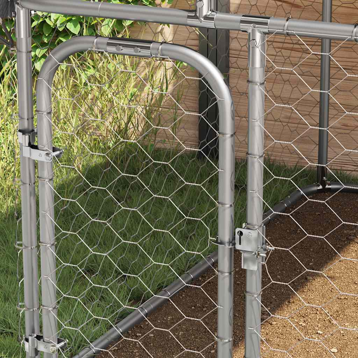 Ein Metalltor mit Maschendrahtzaun und Riegeln, umgeben von Gras und Holzwänden.