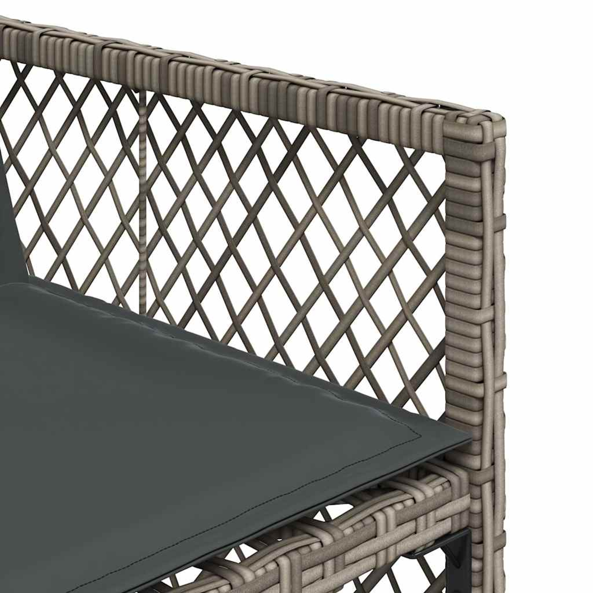 Graue Rattan-Geflecht-Stuhl-Rückenlehne mit kreuzförmigem Muster und Sitzkissen.
