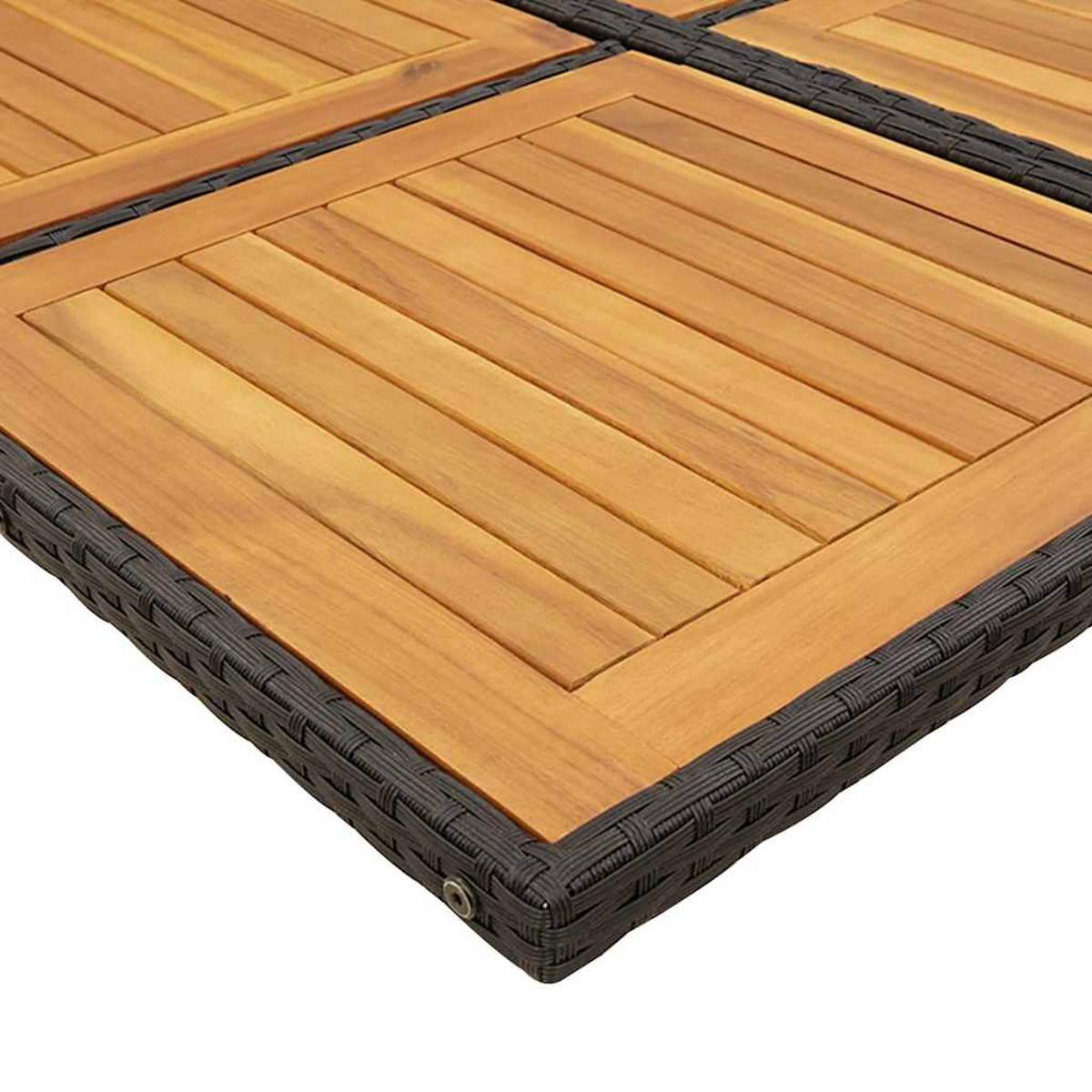 Holztischplatte mit dunklem Rattangeflecht-Rand.