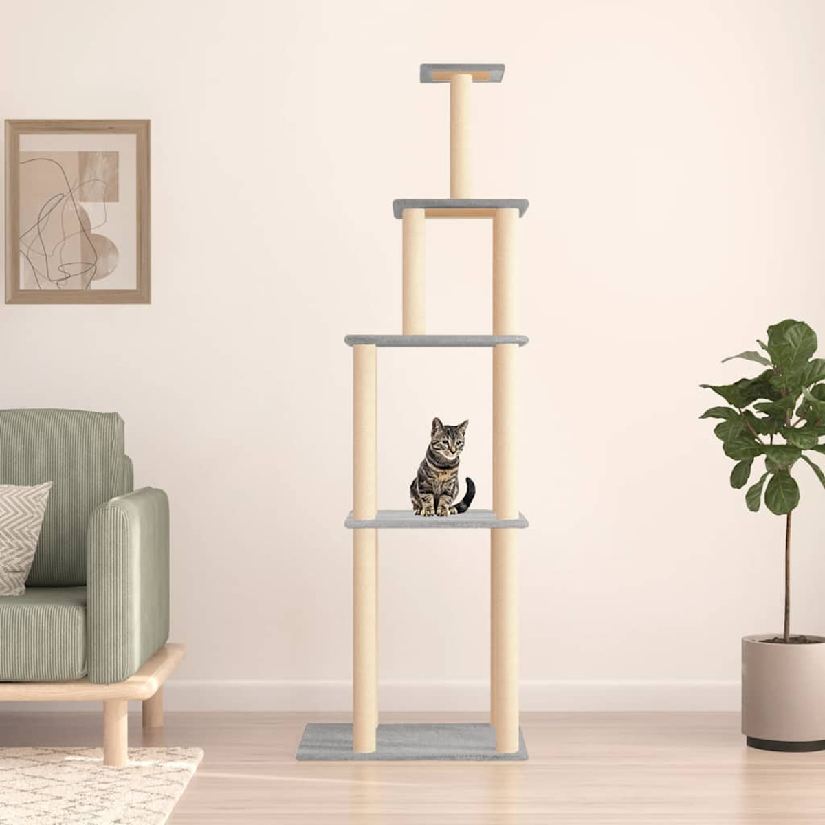 Eine getigerte Katze sitzt auf einem Kratzbaum mit vier Ebenen in einem Wohnzimmer.