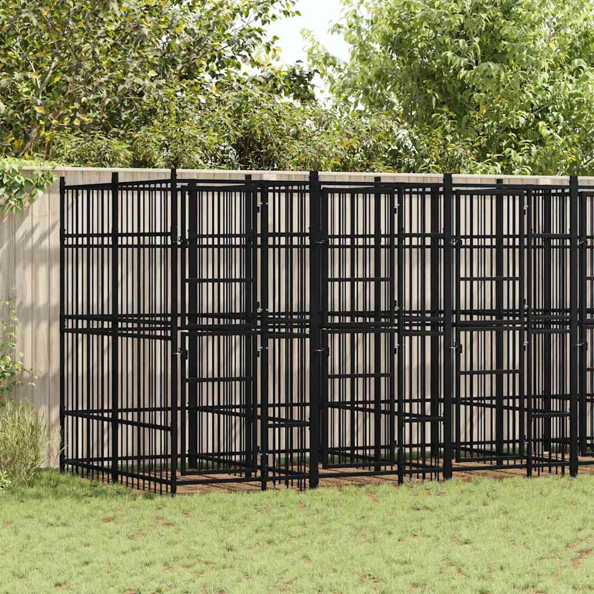 Mehrere schwarze Metallkäfige stehen auf Gras vor einem Holzzaun und Bäumen.
