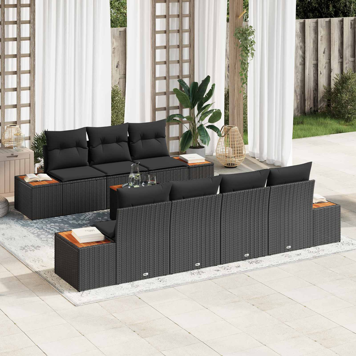 Ein dunkles Outdoor-Möbelset mit Kissen und Holzakzenten auf einer Terrasse.