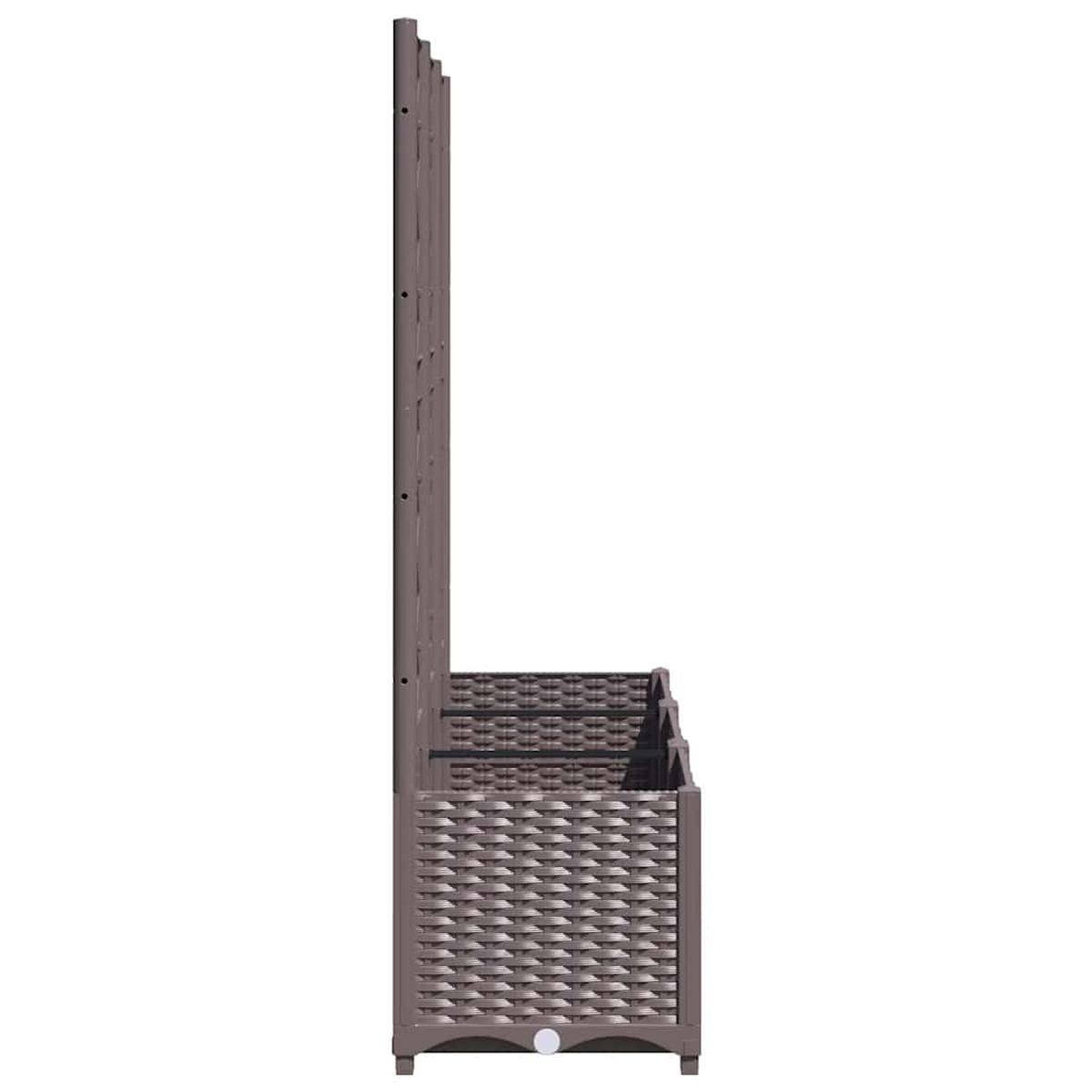 Ein brauner, rechteckiger Pflanzkasten aus Rattan-Optik mit hoher Rückwand.