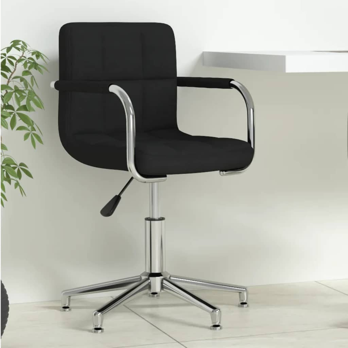 Silla de oficina negra con base cromada y reposabrazos sobre baldosas.