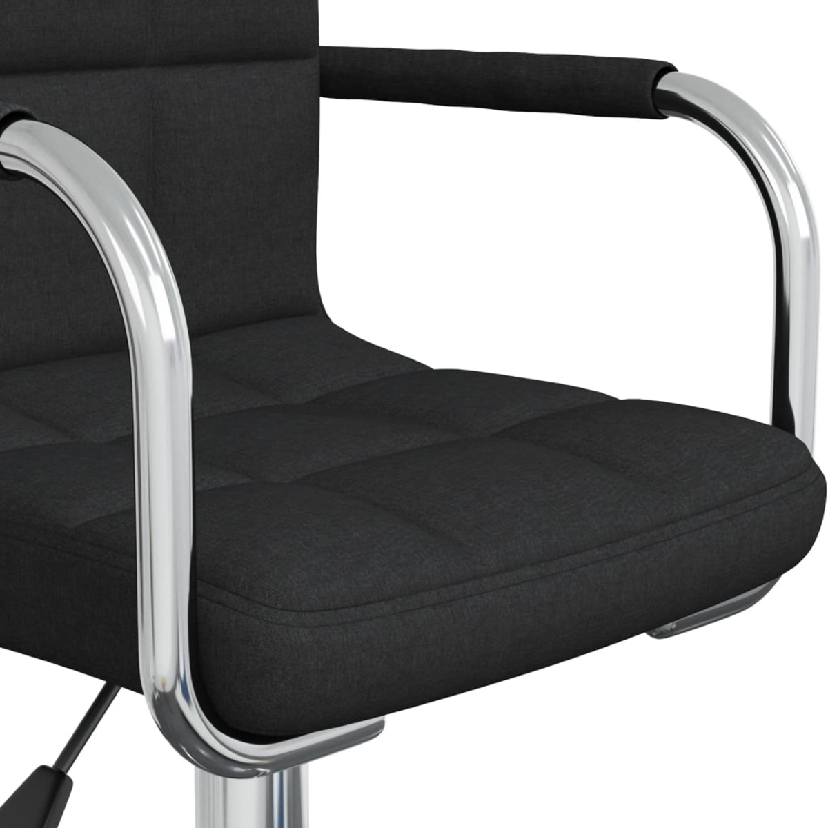 Silla de oficina negra con asiento acolchado y reposabrazos cromados.