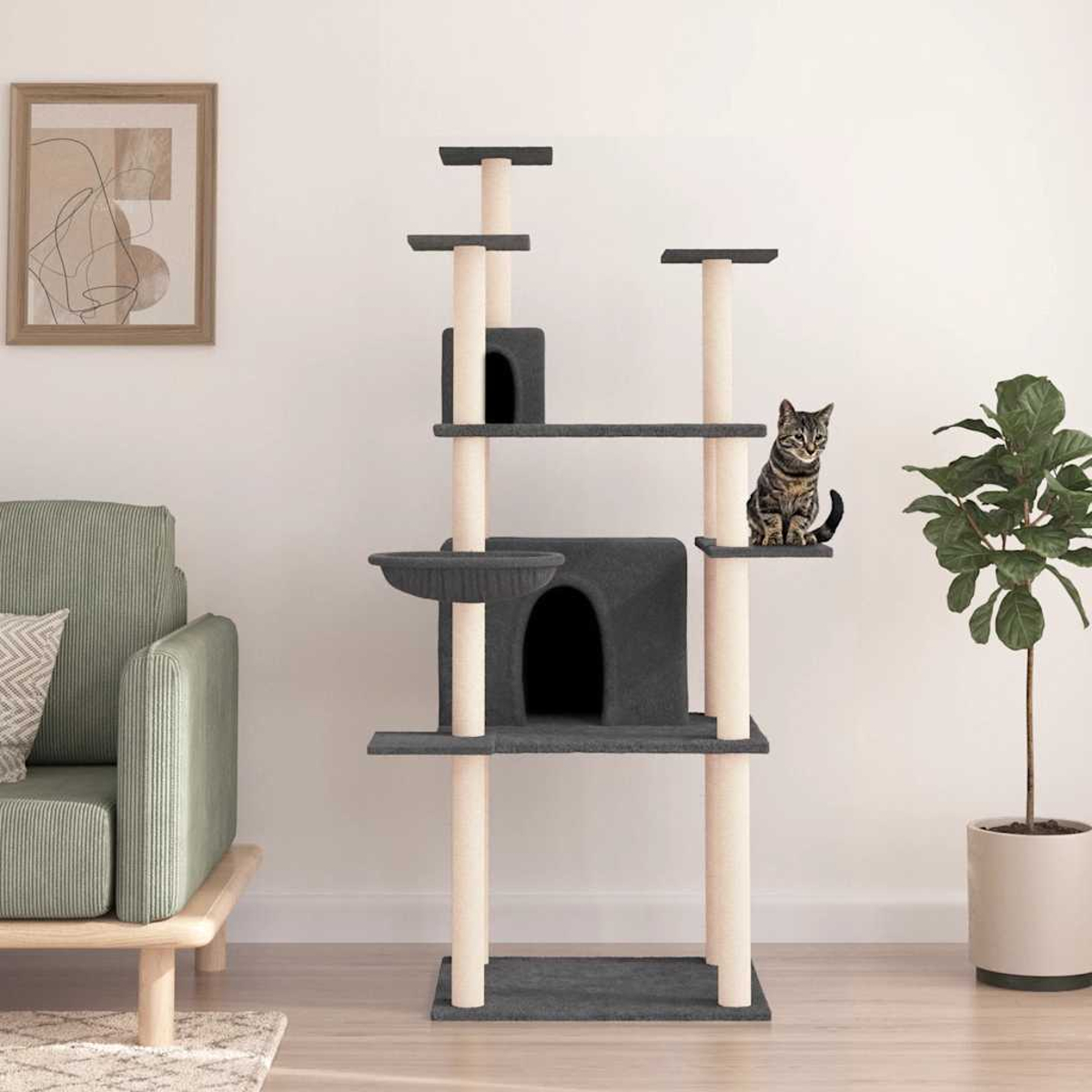 Eine Katze sitzt auf einem Kratzbaum mit mehreren Ebenen und Häusern.