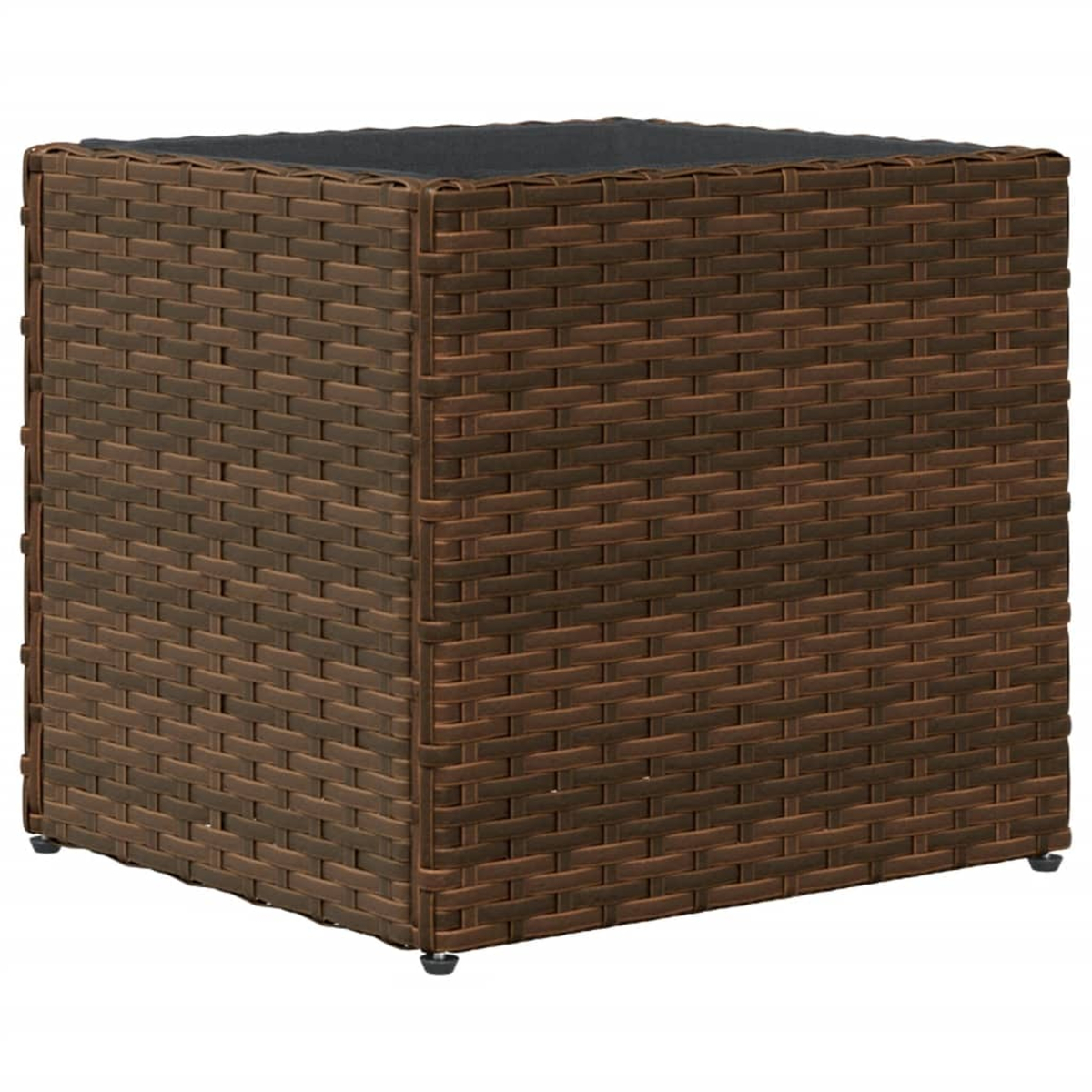 Un tavolo cubo in rattan marrone con piano in vetro nero.