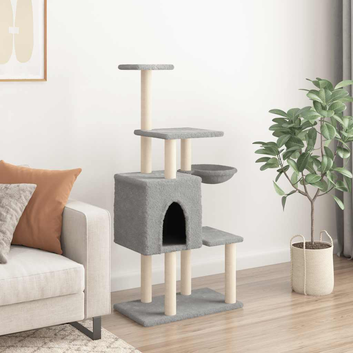 Grauer Kratzbaum mit Hängematte, Ebenen und Haus, neben Sofa und Pflanze.
