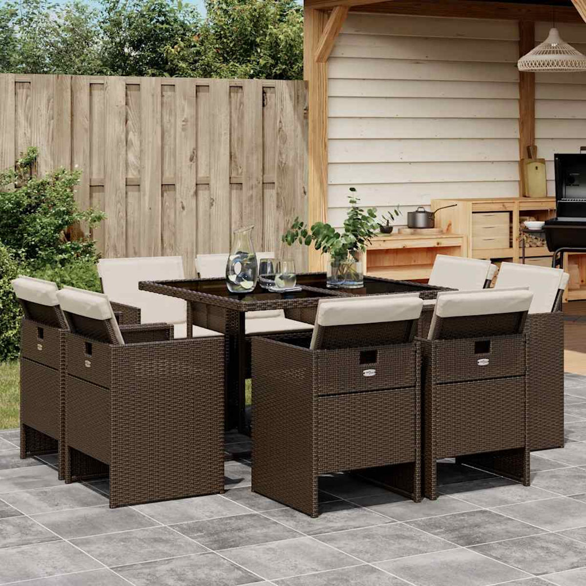 Ein braunes Rattan-Tischset mit weißen Kissen auf einer grauen Terrasse.