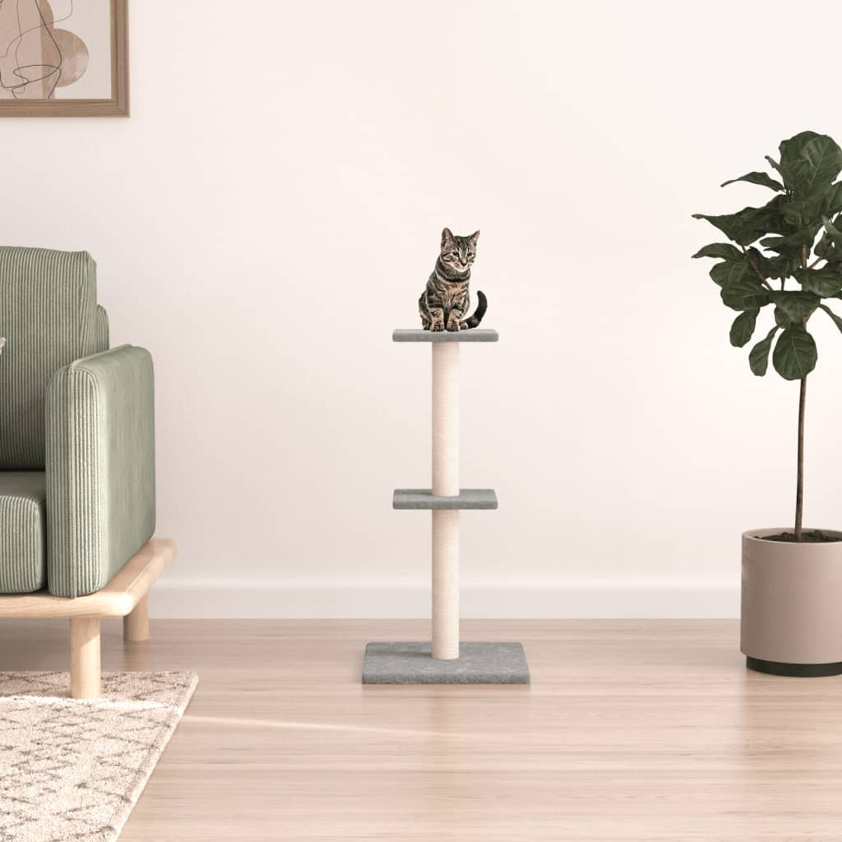 Eine Katze sitzt auf einem Kratzbaum neben einem Sofa und einer Pflanze.