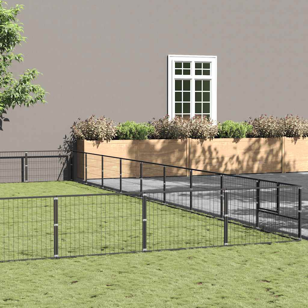 Schwarzer Metallzaun umschließt einen grasbewachsenen Hof mit Holzkasten und Fenster.