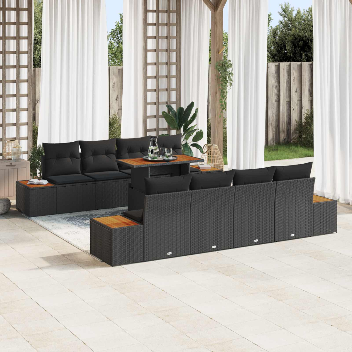 Ein moderner Gartenlounge-Bereich mit schwarzen Korbsofas und Holztischen.