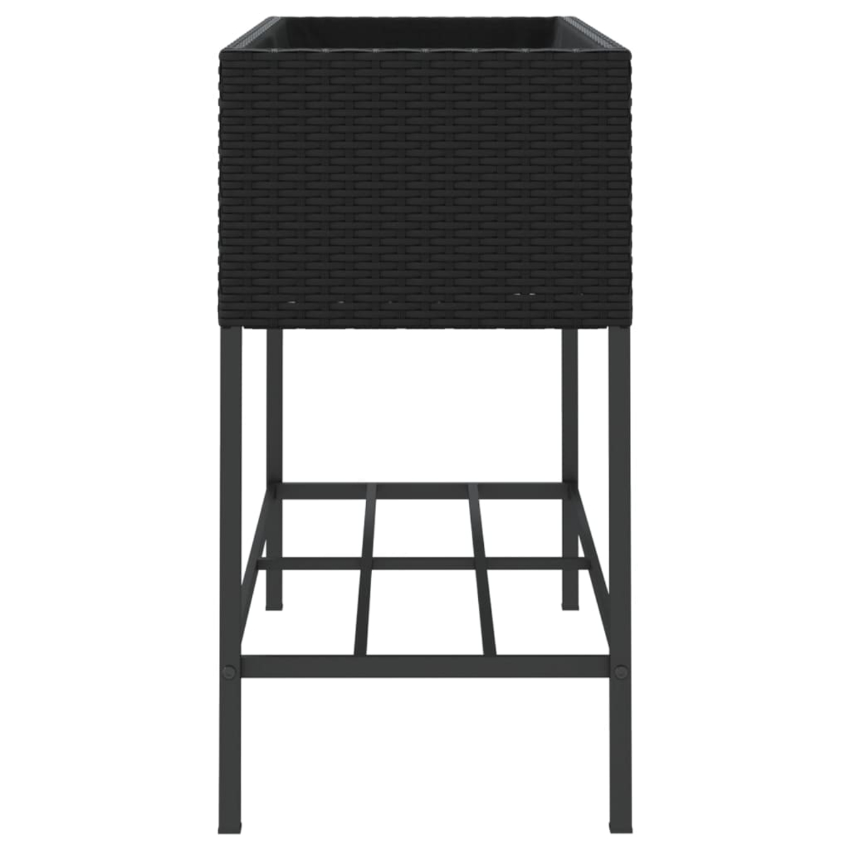Una fioriera rettangolare in rattan nero su supporto in metallo.
