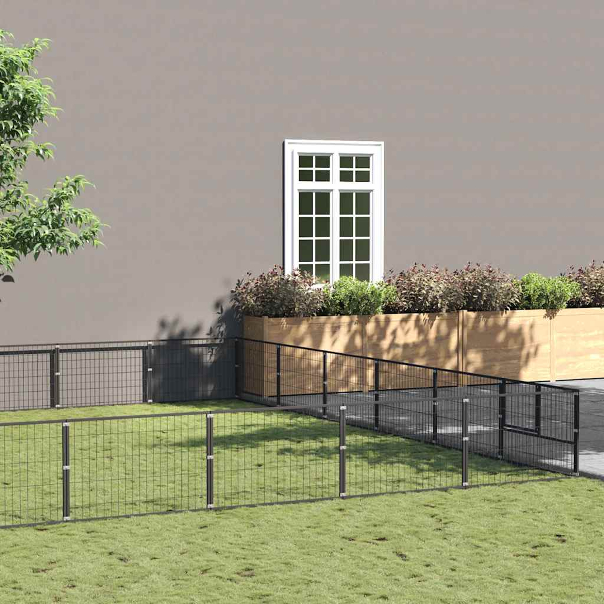 Ein rechteckiger Garten mit Gitterzaun und einer Holzmauer.