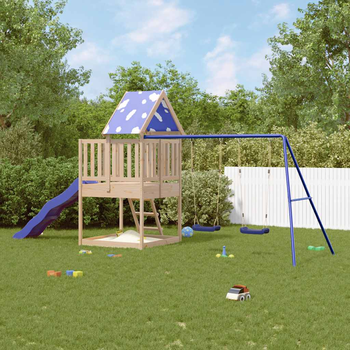 Holzspielturm mit Rutsche, Schaukeln, Sandkasten und Spielzeug auf Gras.