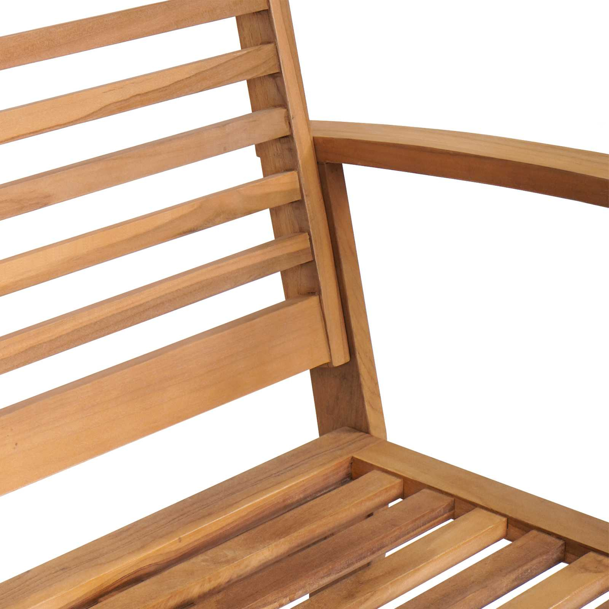 Naheaufnahme einer Holzbank mit Lattenstruktur, Armlehne sichtbar.