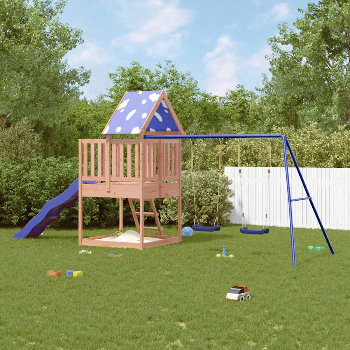 Ein Holzspielturm mit Rutsche, Sandkasten und Schaukeln auf einem grünen Rasen.
