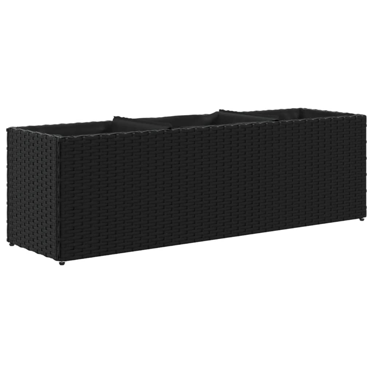 Una fioriera lunga e rettangolare in simil-rattan nero con rivestimento in tessuto.
