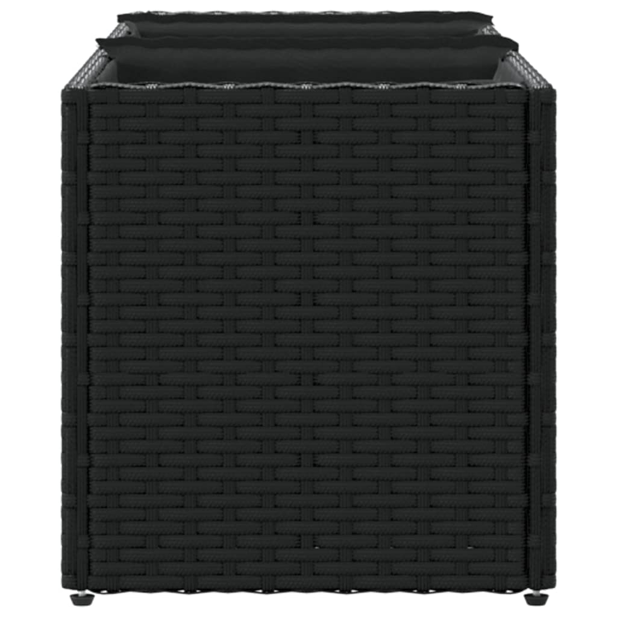 Un cesto in rattan nero con cuscini sopra.