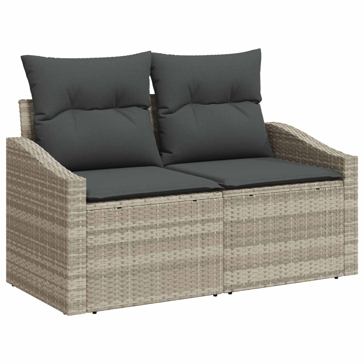 Zweisitziges Sofa aus grauem Rattan mit grauen Kissen. Die Sitzfläche ist aufklappbar.
