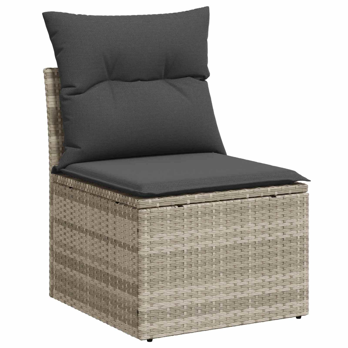 Ein graues Outdoor-Sitzmöbel mit dunklen Kissen auf einem Rattan-Körper.