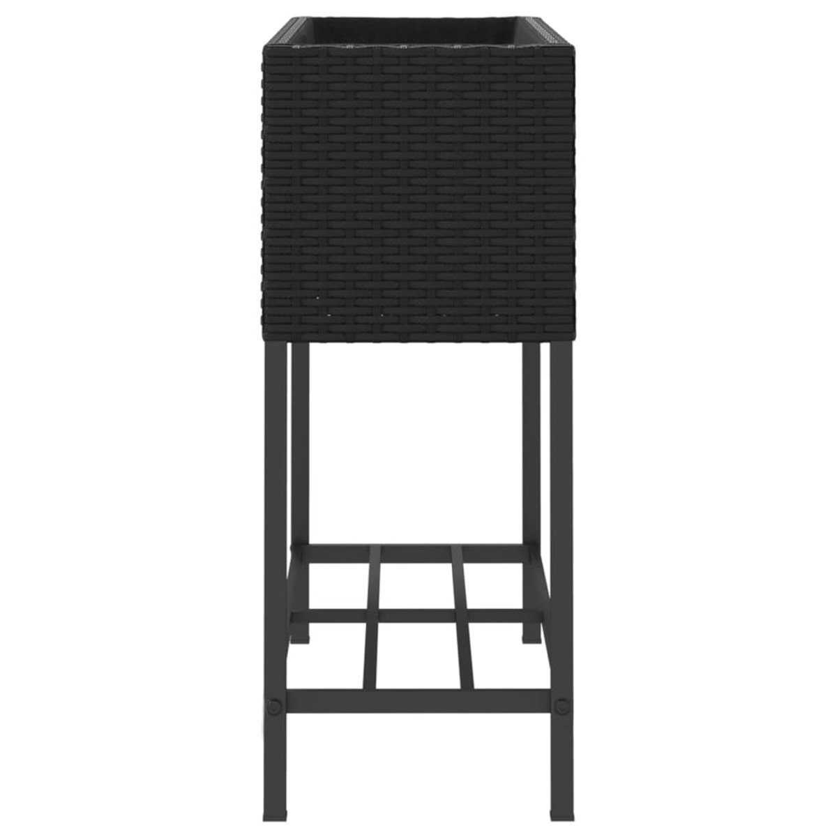 Un tavolo rialzato nero effetto rattan con telaio in metallo.