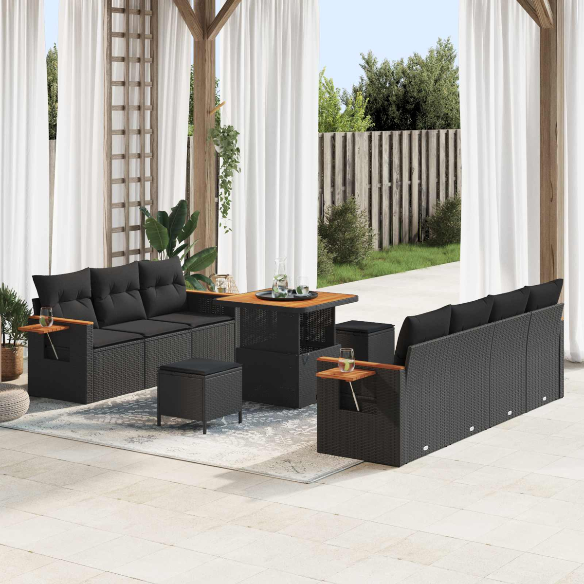 Gartenlounge mit schwarzen Kissen, Holztisch und