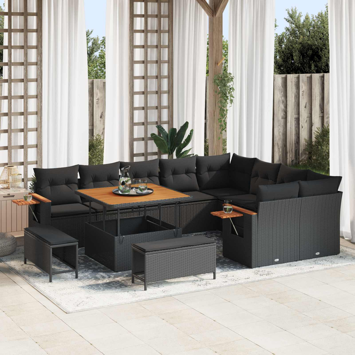 Un sofá seccional de ratán oscuro con cojines y mesa de madera, montado al aire libre.