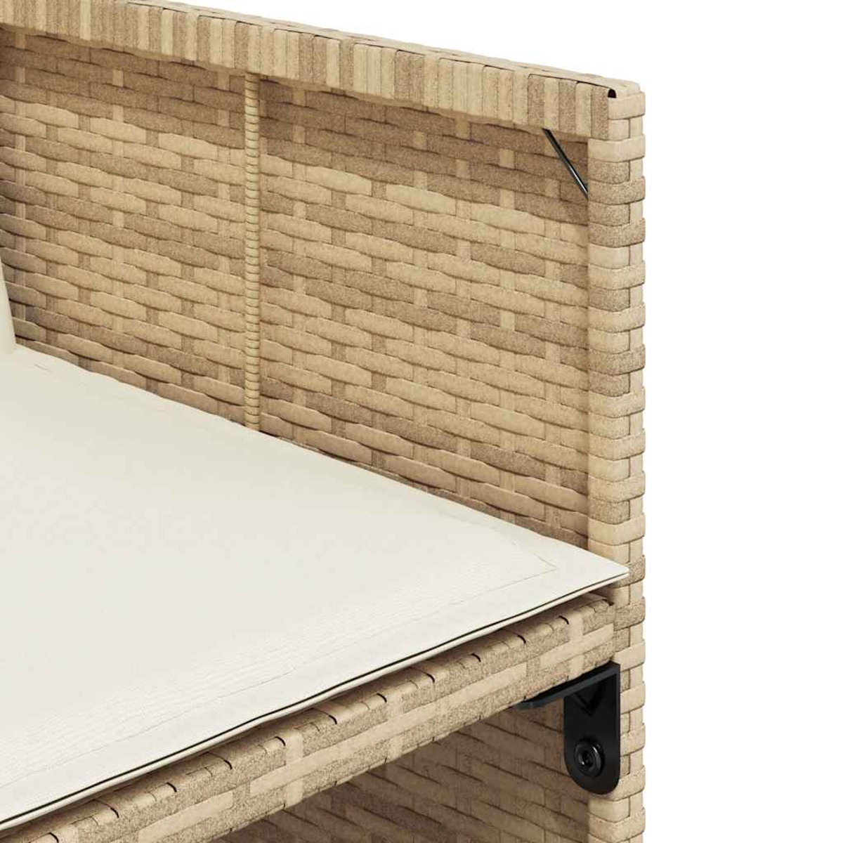 Ein beiger Rattansofa-Abschnitt mit einem weißen Kissen und schwarzer Halterung.