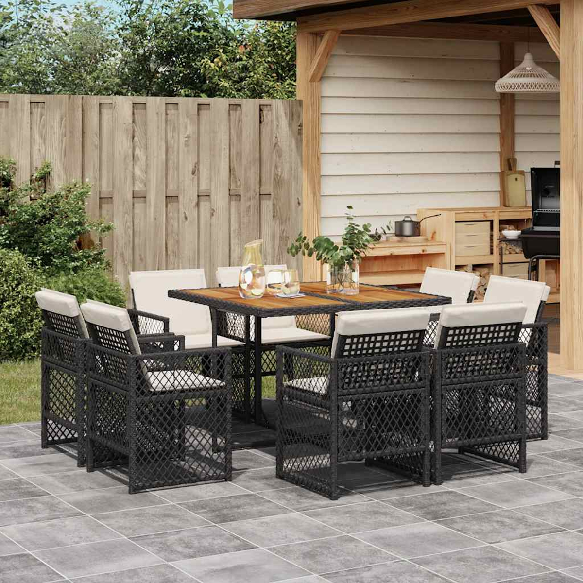 Ein Gartentischset mit acht Stühlen, bedeckt mit beigen Kissen, steht auf einer Steinterrasse.