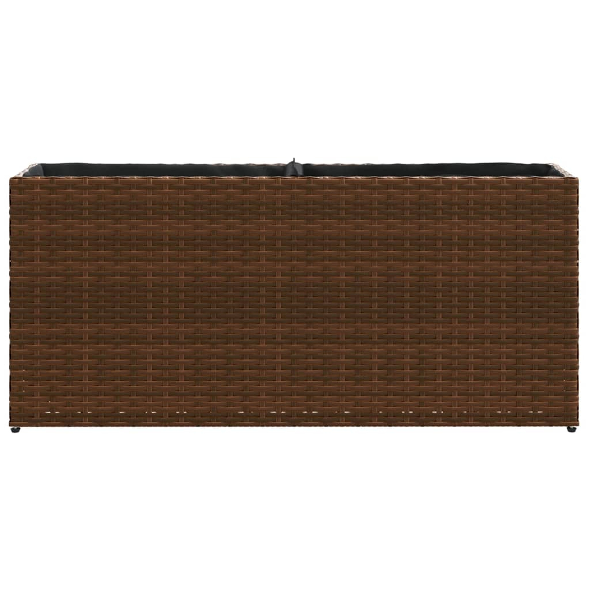 Fioriera in rattan marrone con rivestimento nero, isolata.