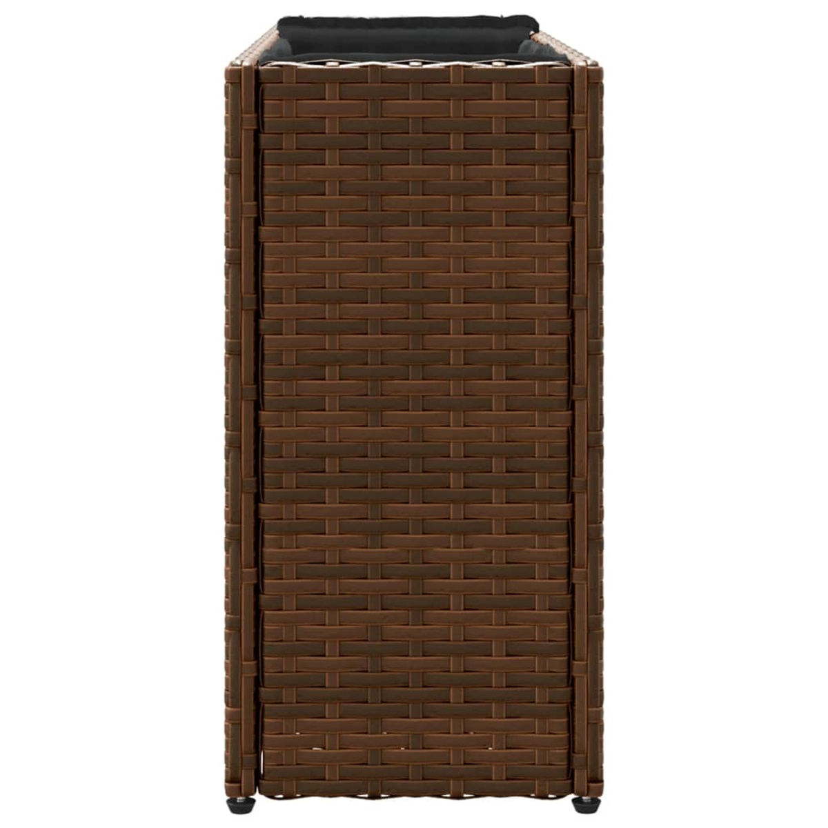 Un cestino alto in rattan marrone con coperchio nero e ruote.