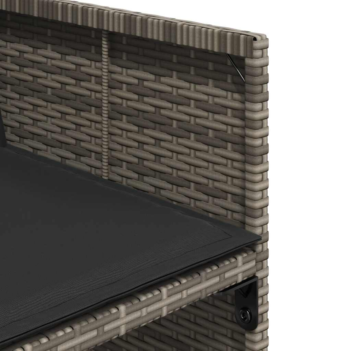 Graues Rattan-Sofa mit schwarzem Kissen, Detailaufnahme.