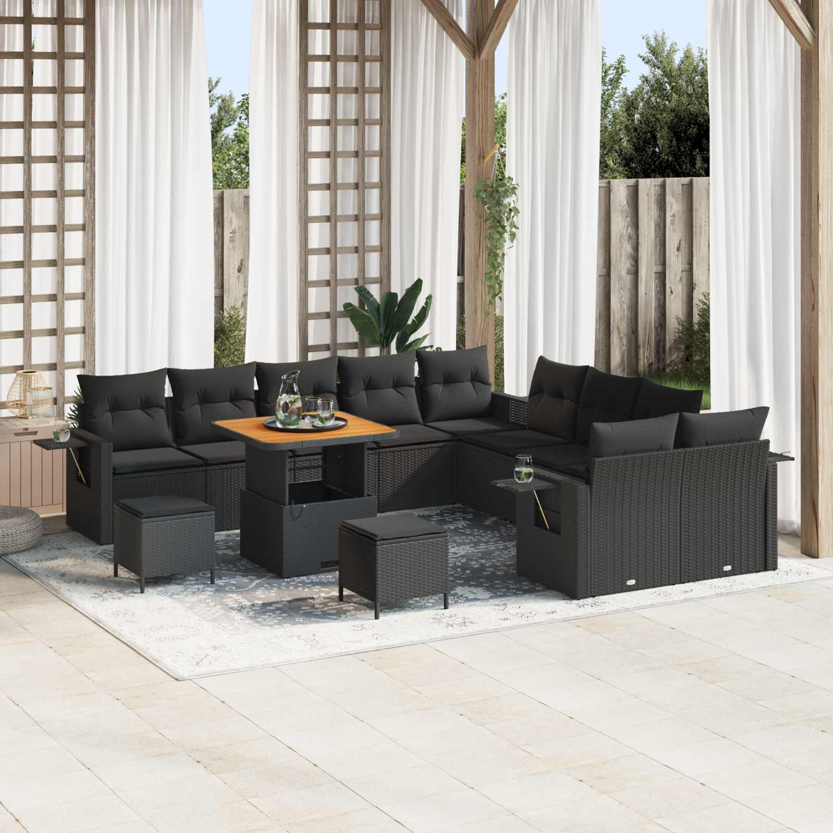 Dunkles Outdoor-Sofa mit Tisch auf Teppich auf einer Terrasse.
