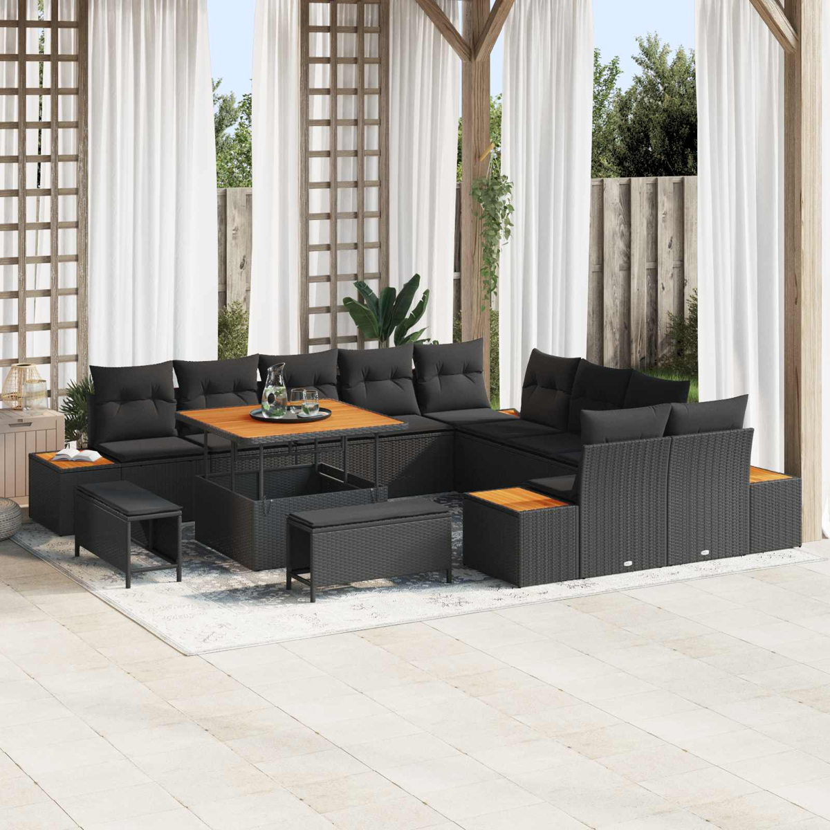Mobili da giardino in rattan grigio scuro con tavolo in legno e cuscini neri.